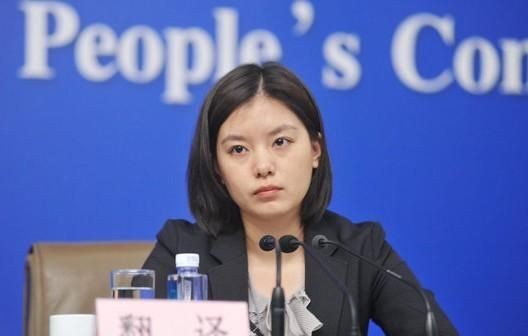 Hình ảnh nữ phiên dịch viên Trương Kinh tại Đại lễ đường Nhân dân Trung Hoa.